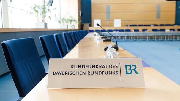 Der Sitzungssaal des Rundfunkrats, mit Schild mit der Aufschrift "Rundfunkrat des Bayerischen Rundfunks" im Vordergrund | Bild: BR/Lisa Hinder