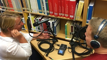 Mal schnell einen Podcast in der Bibliothek aufnehmen: Mario Kühne und Doreen Jonas vom MDR. | Bild:  Sandra Müller