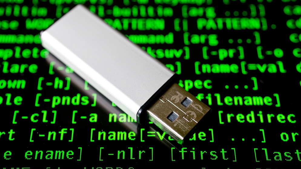 Mit USB-Stick kann Spionagesoftware aufgespielt werden. | Bild: picture-alliance/dpa