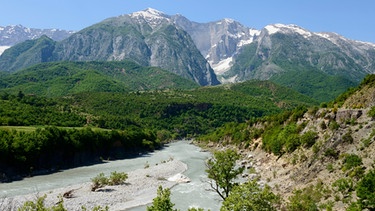 Fluss Vjosa bei Stembec, SH75, Berg Mali i Drites, Gebirge Nemeckes, Albanien, Europa | Bild: picture-alliance/dpa