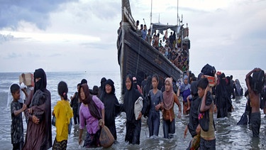 Rohynga Flüchtlinge verlassen Schiff  | Bild: BR