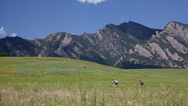 Mountainbiker auf einem Wanderweg in den Ausläufern der Rocky Mountains, Boulder, Colorado, USA, Nordamerika  | Bild: picture-alliance/dpa