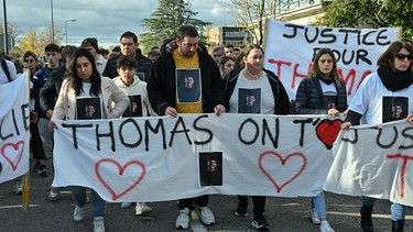 Gedenkmarsch für Thomas, ein Teenager der währenmd eines Festivals in Romans-sur-Isere getötet wurde | Bild: picture-alliance/dpa