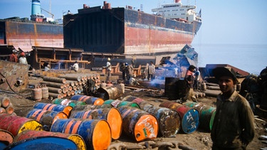 Größter Verschrottungsplatz ausgedienter Schiffe, auf dem Arbeiter aus den ärmsten Teilen Indiens unter schrecklichen Bediengungen arbeiten, Alang, Gujarat, Indien, Asien | Bild: picture-alliance/dpa