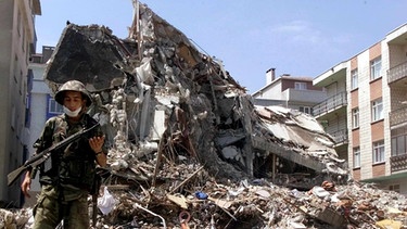 Soldat vor einem bei dem Beben im August 1999 zerstörten Istanbuler Haus  | Bild: picture-alliance/dpa