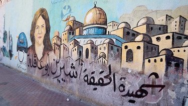Wandbild in Gaza der getöteten Al-Jazeera Journalistin Shireen Abu Akleh | Bild: picture-alliance/dpa