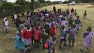 Eine Gruppe von Kindern in Kenia steht unter einem Baum | Bild: BR