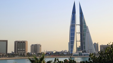 Bahrain, Manama, Stadtbild mit den beiden Türmen des World Trade Center | Bild: picture-alliance/dpa