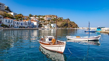 Blick auf einen malerischen Hafen in Griechenland | Bild: picture-alliance/dpa