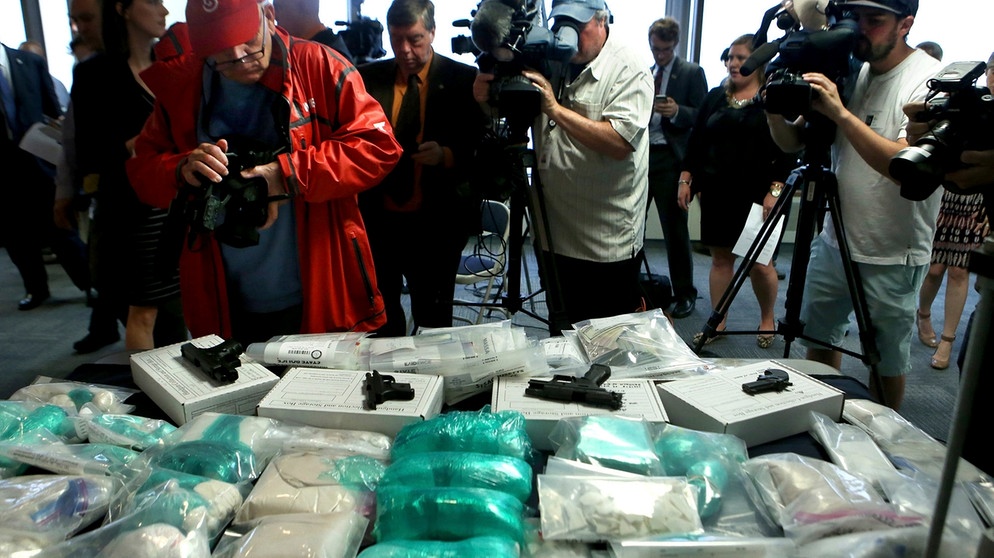 Archivbild: Drogen und Waffen beschlagnahmt in Boston.
Fentanyl und anderes Pulver in Plastikpäckchen.  | Bild: picture alliance/AP Photo | Nancy Lane