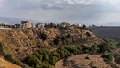 Ansicht des Dorfs Ghajar mit umgebendem Grenzzaun im Dreiländereck zwischen Israel, dem Libanon und Syrien. Aufnahmedatum: Oktober 2022 | Bild: picture alliance / ASSOCIATED PRESS | Tsafrir Abayov