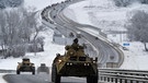 Ukraine, Krim: Ein Konvoi gepanzerter russischer Fahrzeuge bewegt sich am Dienstag, den 18. Januar 2022, über eine Autobahn auf der Krim.  | Bild: dpa-Bildfunk/Uncredited