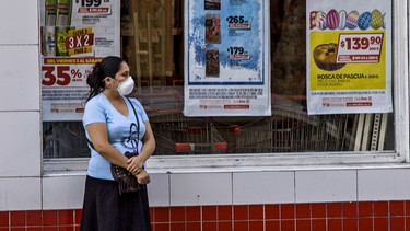 Frau mit Maske vor dem Schaufenster eines Supermakrts in Buenos Aires | Bild: picture alliance/ZUMA Press