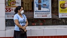 Frau mit Maske vor dem Schaufenster eines Supermakrts in Buenos Aires | Bild: picture alliance/ZUMA Press