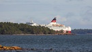 Eine Insel des Arichipels von Aland - ein Schiff fährt vorbei. | Bild: picture alliance/dpa/Lehtikuva | Niclas Nordlund 
