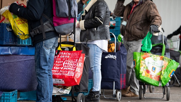 Armut in Deutschland zeigt sich vor Jobcentern und Tafeln. | Bild: picture-alliance/dpa