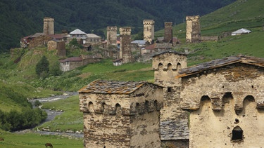 Das mittelalterliches Dorf Ushguli mit seinen hohen Wehrtürmen in Swanetien im Hohen Kaukasus, Georgien, Kaukasus  | Bild: pa/dpa