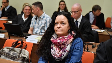 Beate Zschäpe und Ralf Wohlleben (2. Reihe, 2. von links) beim NSU-Prozess vor dem Oberlandesgericht in München im Juli 2017 | Bild: picture-alliance/dpa