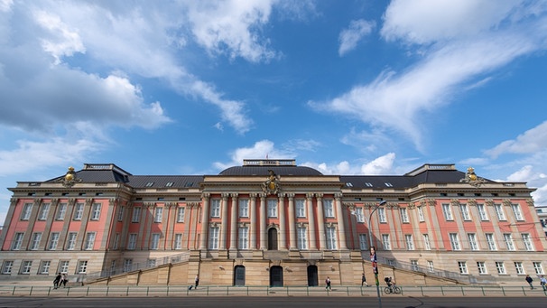 Blick auf das wiederaufgebaute Stadtschloss in Potsdam mit Sitz des Landtages | Bild: dpa-Bildfunk/Monika Skolimowska