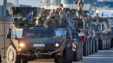 Erste Truppen für die deutsche Nato-Brigade treffen mit einem gepanzerten Fahrzeug Anfang September 2022 in Litauen ein zum verstärkten Schutz des Nato-Partners | Bild: dpa-Bildfunk/Mindaugas Kulbis