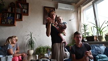 Aus Cherson geflüchtete Ukrainerinnen mit Kindern in einem Notversorgungszentrum in Saporischschja. | Bild: picture alliance / Photoshot |