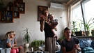 Aus Cherson geflüchtete Ukrainerinnen mit Kindern in einem Notversorgungszentrum in Saporischschja. | Bild: picture alliance / Photoshot |