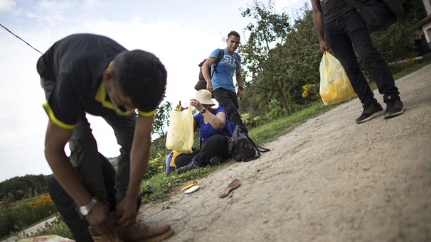 Flüchtende wechseln in der Nähe des bosnischen Flüchtlingscamps Velika Kladusa die Kleidung, bevor sie versuchen, die kroatische Grenze zu erreichen | Bild: picture alliance / NurPhoto