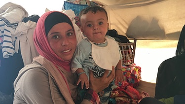Amineh wurde als Schwangere in Mosul vom IS gefoltert, jetzt lebt sie im nordirakischen Flüchtlingslager Debaga | Bild: BR/Anna Osius