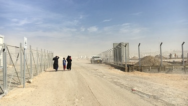 Frauen im Flüchtlingslager Debaga in der Nähe von der nordirakischen Stadt Erbil  | Bild: BR/Anna Osius