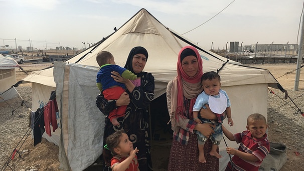 Amineh (re.) und Schaha mit ihren Kindern, im Flüchtlingslager Debaga in der Nähe von der nordirakischen Stadt Erbil  | Bild: BR/Anna Osius
