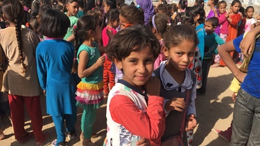 Mädchen im Flüchtlingslager Debaga in der Nähe von der nordirakischen Stadt Erbil  | Bild: BR/Anna Osius