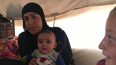 Schaha wurde vom IS verhört, weil sie keine Handschuhe trug, jetzt lebt sie im nordirakischen Flüchtlingslager Debaga | Bild: BR/Anna Osius