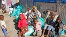 Eine somalische Familie wartet im April 2021 in Mogadishu mit ihren Habseligkeiten. | Bild: dpa-Bildfunk/Farah Abdi Warsameh