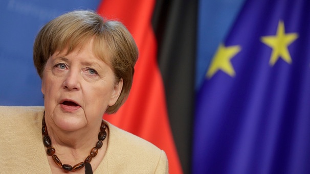 Bundeskanzlerin Merkel vor Deutschland- und EU-Flagge am 25.6. beim letzten EU-Gipfel ihrer Amtszeit in Brüssel  | Bild: dpa-Bildfunk/Stephanie Lecocq