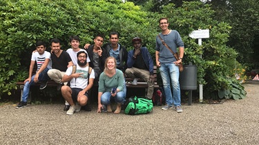 Flüchtlinge aus der Berufsschule Rosenheim. Ein Teil der Klasse, die unsere Reporterin begleitet hat, beim Ausflug im Münchner Botanischen Garten. | Bild: BR / Lisa Weiß