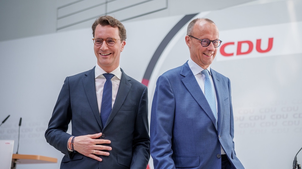 Hendrik Wüst (l.) neben CDU-Chef Merz nach einer Pressekonferenz in der Parteizentrale | Bild: dpa-Bildfunk/Michael Kappeler