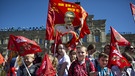 Russische Kinder tragen Stalin-Flagge bei einer Feier der jungen Kommunisten | Bild: picture alliance / AP Photo