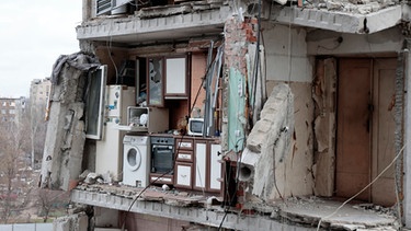 05.01.2023, Ukraine, Mariupol: Blick auf ein bei schweren Kämpfen beschädigtes Wohnhaus.  | Bild: dpa-Bildfunk/Alexei Alexandrov