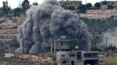 13.11.2023, Libanon, Aita al-Shaab: Schwarzer Rauch steigt nach einem israelischen Luftangriff auf ein libanesisches Grenzdorf auf | Bild: dpa-Bildfunk/Hussein Malla