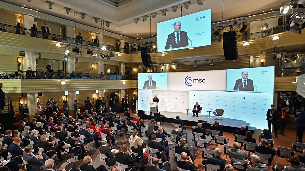 Blick in den Tagungssaal der Münchner Sicherheitskonferenz 2022 bei der Rede von Olaf Scholz | Bild: BR