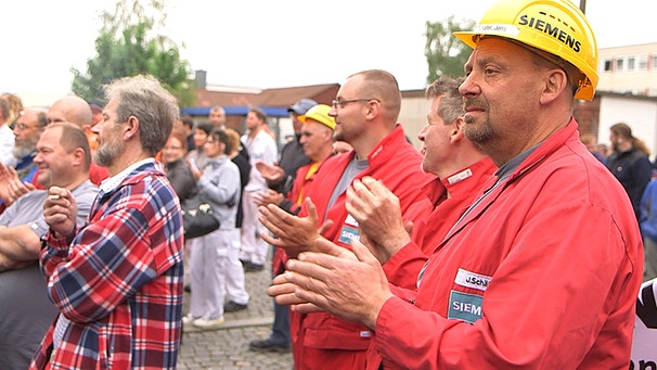 Rund 1200 Beschäftigte der Nürnberger und Fürther Siemens-Standorte applaudieren beim Aktionstag... | Bild: BR