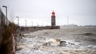 Niedersachsen, Bremerhaven: Wellen schlagen an die Geestenmole während der Sturmflut im Anschluss an das Sturmtief "Sabine".  | Bild: picture alliance/Sina Schuldt/dpa