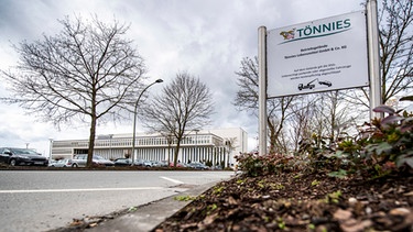 Nordrhein-Westfalen, Rheda-Wiedenbrück: Ein Schild mit dem Logo der Firma Tönnies steht an der Einfahrt auf das Betriebsgelände.  | Bild: dpa-Bildfunk/David Inderlied
