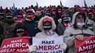 USA, Lansing: Unterstützer verfolgen während einer Wahlkampfveranstaltung die Rede von US-Präsident Trump.  | Bild: dpa-Bildfunk/Evan Vucci