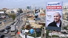 Wahlplakate in Bnei Brak mit Benjamin Netanjahu (r), Ministerpräsident von Israel und Vorsitzender der Likud Partei, und Benny Gantz, Vorsitzender des Mitte-Bündnisses Blau-Weiß  | Bild: dpa-Bildfunk/Oded Balilty
