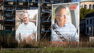 Plakate der Spitzenkandidaten in Niedersachsen | Bild: picture alliance / Kirchner-Media | Marco Steinbrenner/Kirchner-Media