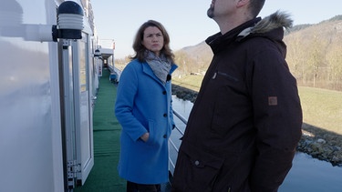 Die Regensburger Landrätin Tanja Schweiger auf dem Hotelschiff, das 200 Geflüchtete beherbergen kann | Bild: BR