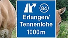Illustration: Symbolische Darstellung des Autobahnausfahrts-Schildes Erlangen-Tennenlohe | Bild: BR, Montage: BR