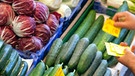 Gemüsehändler verteilt Preisschilder | Bild: picture-alliance/dpa
