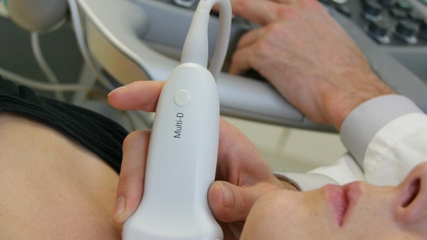 Beim Ultraschall am Hals. | Bild: Klinikum rechts der Isar/Michael Stobrawe